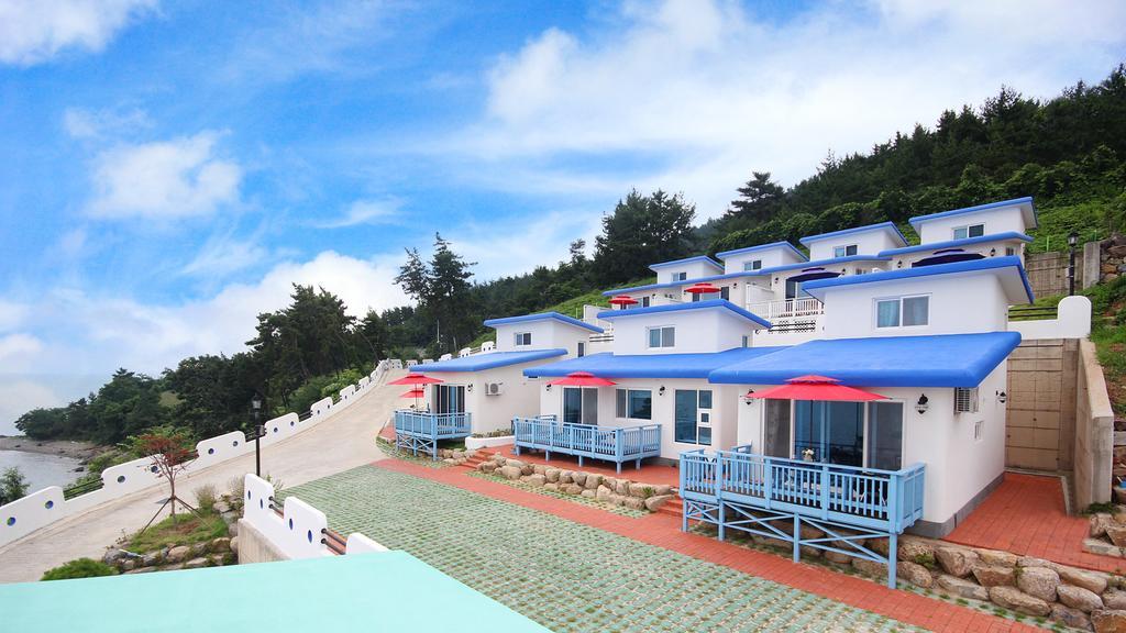 Blue & White Pension Namhae Exterior foto