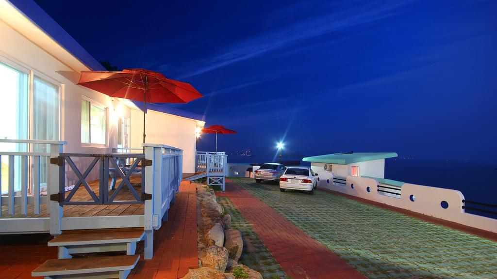 Blue & White Pension Namhae Exterior foto
